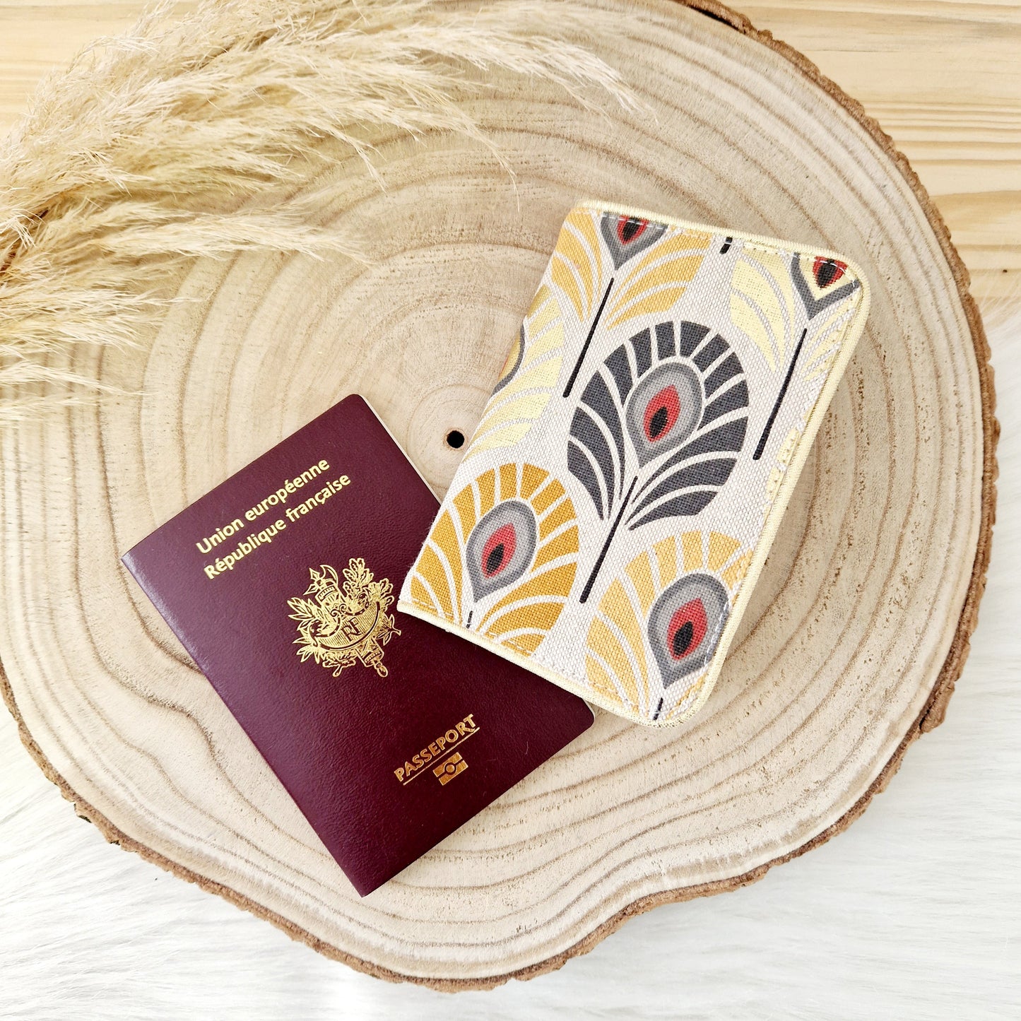 Protège passeport plume de paon jaune