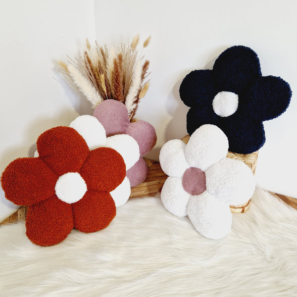 Coussin Fleur en Sherpa – Tendance et Douceur pour la Chambre de Bébé