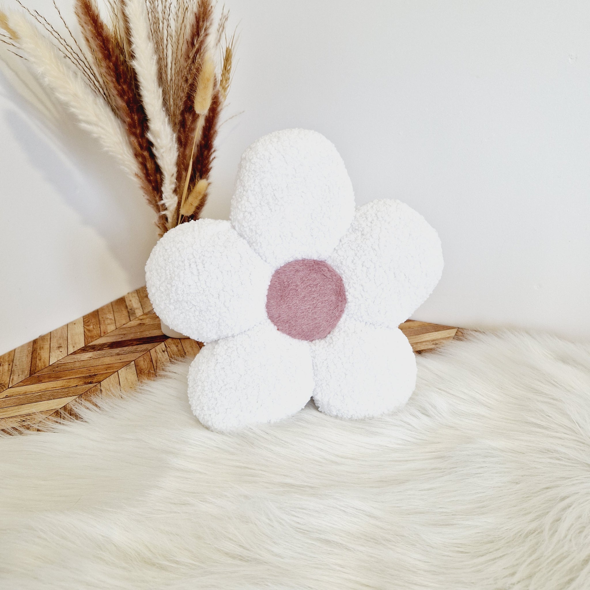 Coussin Fleur en Sherpa – Tendance et Douceur pour la Chambre de Bébé