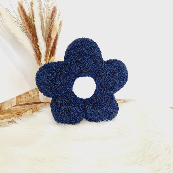 Coussin Fleur en Sherpa – Tendance et Douceur pour la Chambre de Bébé