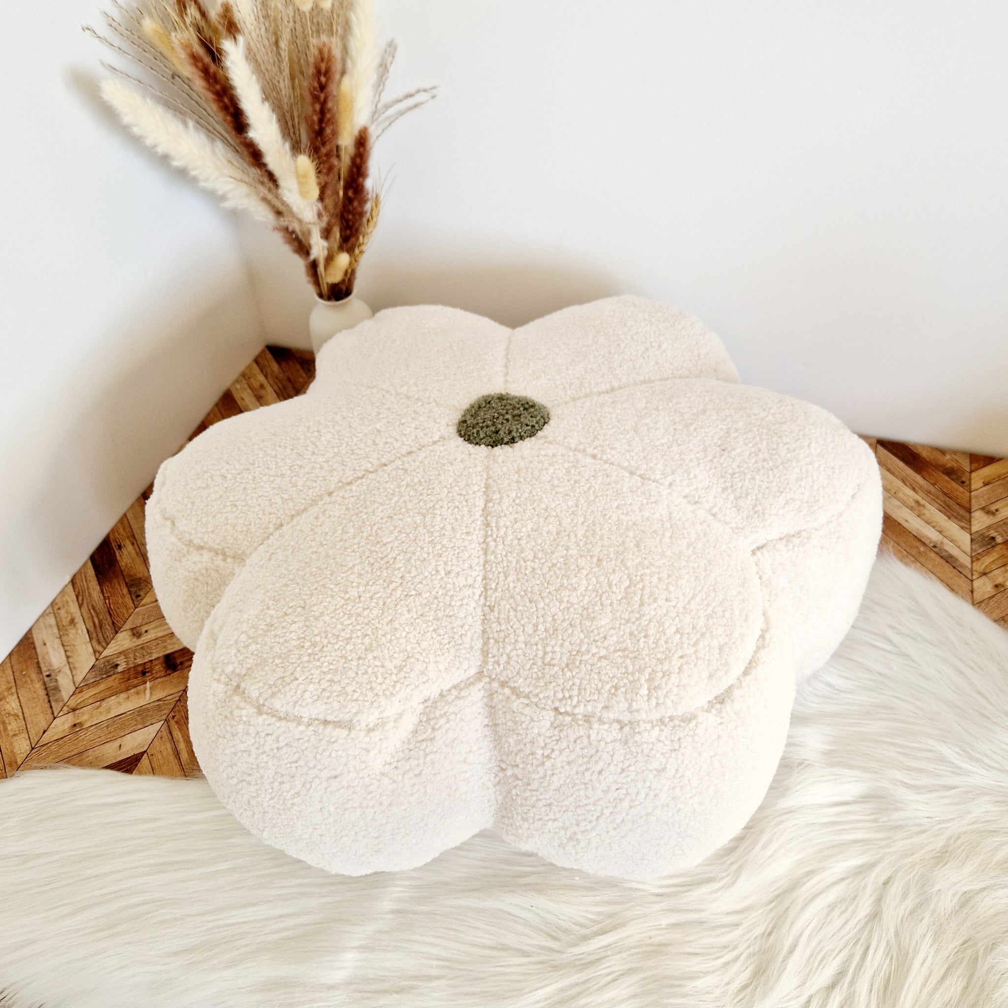 Pouf Fleur en Moumoute Écrue - Confort et Élégance pour Chambre ou Salon